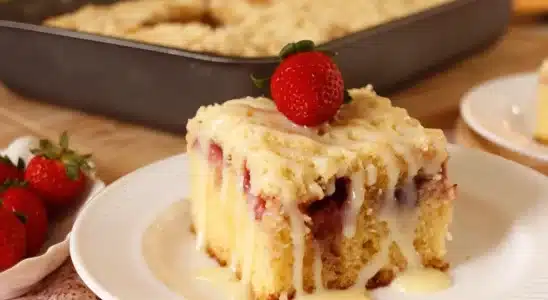 Bolo cuca de morango que já sai do forno recheado com uma farofa bem crocante por cima 1 Bolo cuca de morango