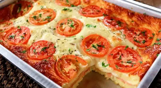 Bauru de forno rápido com massa super fofinha e bastante queijo e presunto, para aquele lanche incrível 2 Bauru de forno