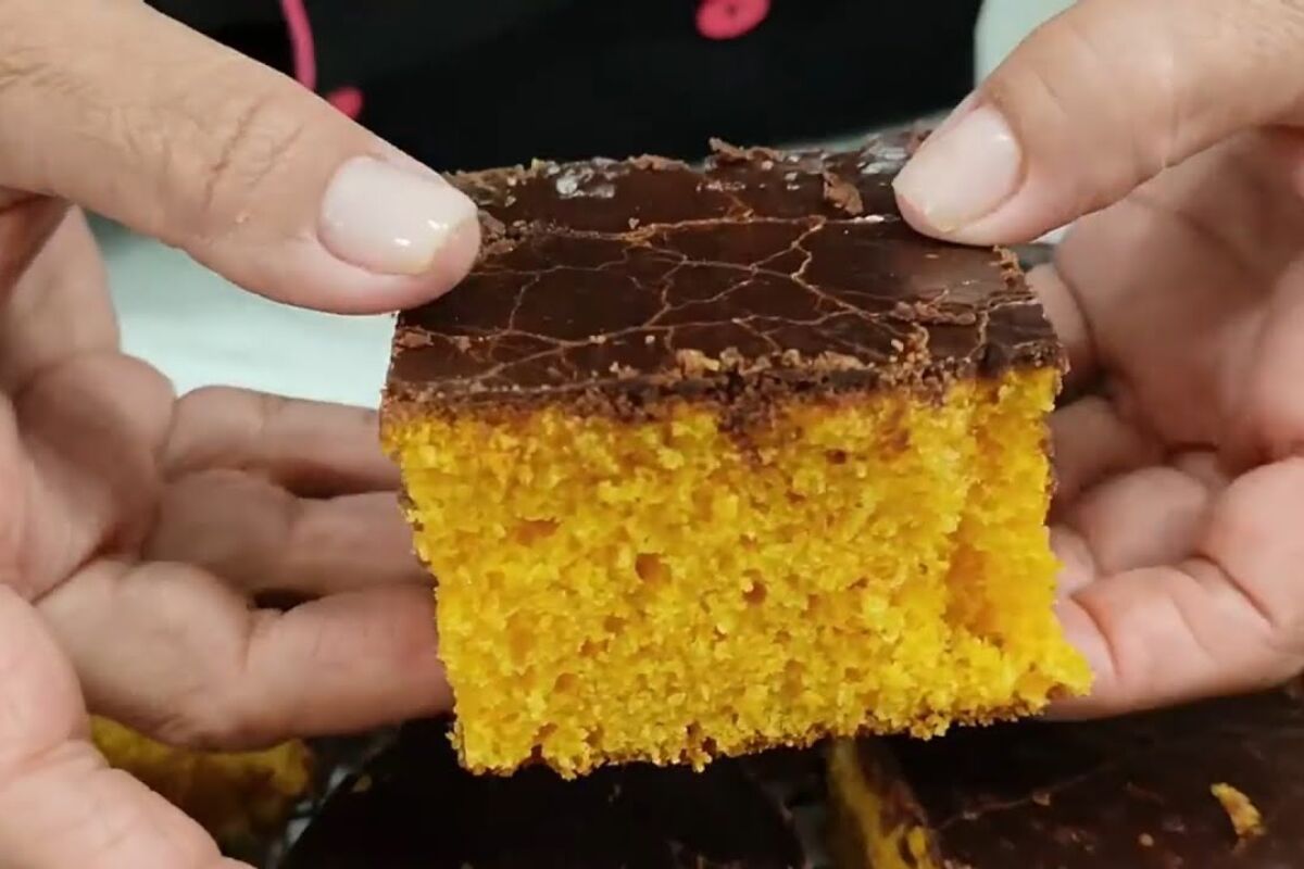 Bolo de cenoura com cobertura de chocolate fofinho e molhadinho, para alegrar a família 153 Bolo de cenoura com cobertura
