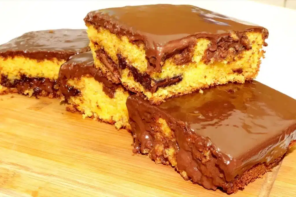 Bolo de cenoura recheado com uma massa fofinha e chocolate cremoso por dentro 4 Bolo de cenoura recheado