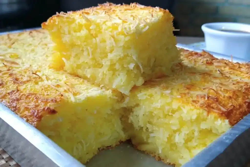 Bolo de mandioca sem farinha de trigo com bastante coco para ficar super úmido e fofinho 4 Bolo de mandioca sem farinha