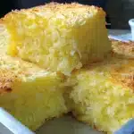 Bolo de mandioca sem farinha de trigo com bastante coco para ficar super úmido e fofinho 1 Bolo de mandioca sem farinha
