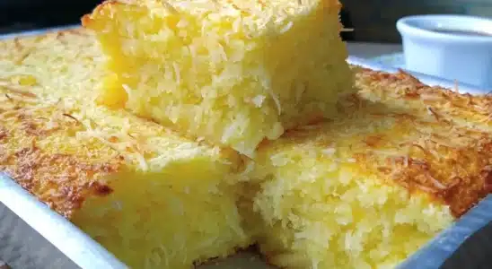 Bolo de mandioca sem farinha de trigo com bastante coco para ficar super úmido e fofinho 3 Bolo de mandioca sem farinha