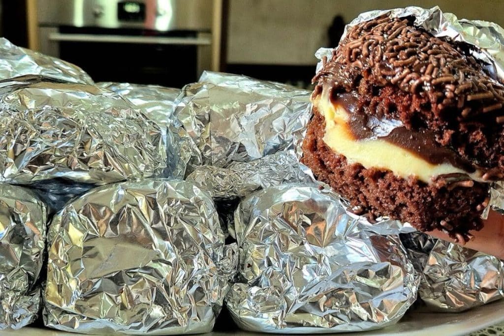 Bolo gelado de Ninho com chocolate bem molhadinho e super recheado, uma gostosura 90 Bolo gelado de Ninho