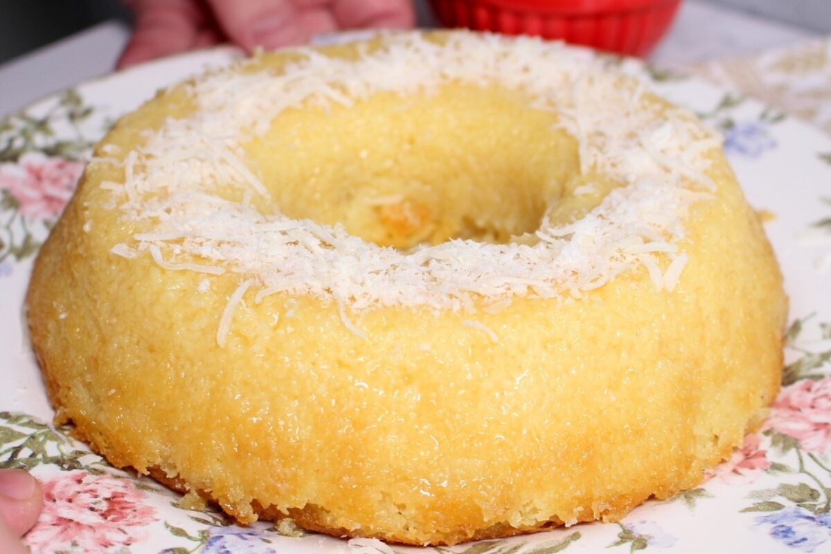 Bolo quindim com uma camada de coco super cremosa por baixo e massa bem fofinha por cima 113 Bolo quindim