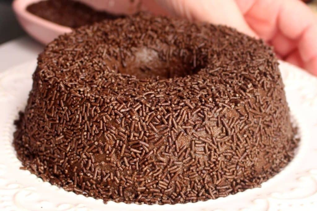 Brigadeirão delicioso, pronto em trinta minutinhos e com bastante granulado por cima 94 Brigadeirão