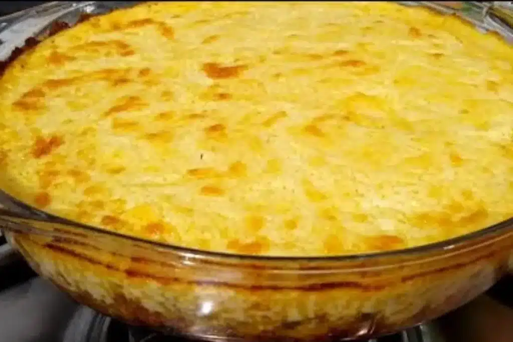 Carne moída gratinada ao creme de milho bem recheada e coberta com queijo derretido 4 Carne moída gratinada