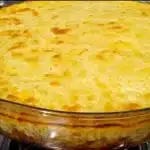 Carne moída gratinada ao creme de milho bem recheada e coberta com queijo derretido 1 Carne moída gratinada