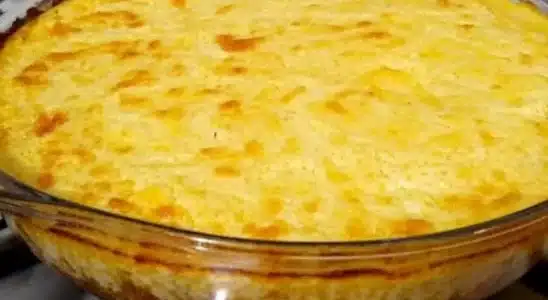 Carne moída gratinada ao creme de milho bem recheada e coberta com queijo derretido 3 Carne moída gratinada