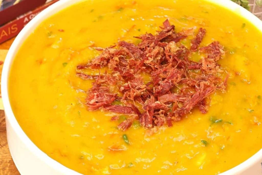 Caldo de abóbora cremoso feito com carne seca bem desfiada, uma refeição caipira quentinha e saborosa 108 Caldo de abóbora