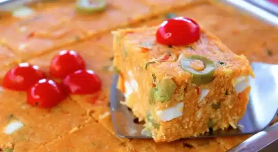 Cuscuz molhadinho fácil, rápido e delicioso com recheio bem temperado, ideal para o café da manhã ou jantar 4 Cuscuz molhadinho