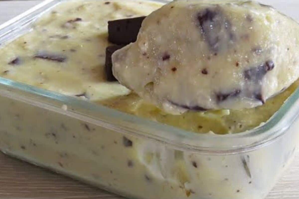 Gelado cremoso de abacaxi