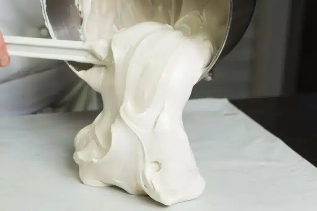 Merengue suíço para cobertura de bolo super cremoso, firme e brilhante, simplesmente perfeito 4 Merengue suíço