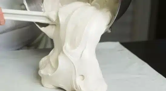 Merengue suíço para cobertura de bolo super cremoso, firme e brilhante, simplesmente perfeito 2 Merengue suíço