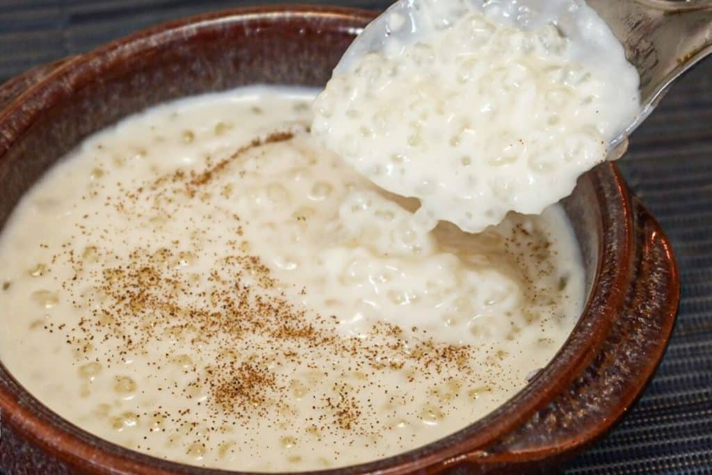 Mingau de tapioca com coco bem cremoso e quentinho feito de um jeito super prático 162 Mingau de tapioca com coco
