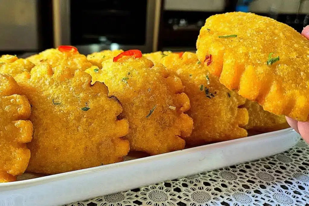 Pastelzinho de fubá feito sem farinha de trigo super crocante por fora, que todos vão amar 4 Pastelzinho de fubá