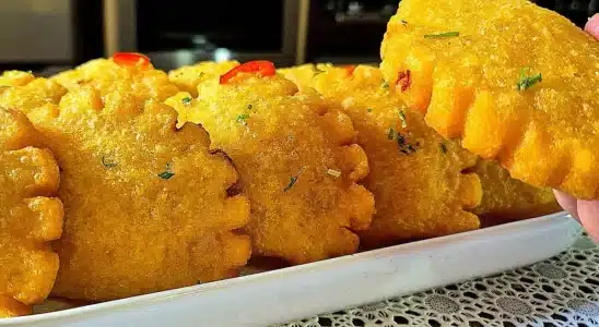 Pastelzinho de fubá feito sem farinha de trigo super crocante por fora, que todos vão amar 3 Pastelzinho de fubá