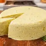 Queijo caseiro temperado com ervas aromáticas, uma opção deliciosa e artesanal para o seu café 1 Queijo caseiro temperado