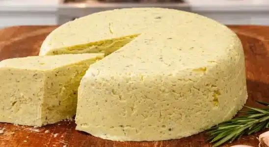 Queijo caseiro temperado com ervas aromáticas, uma opção deliciosa e artesanal para o seu café 1 Queijo caseiro temperado