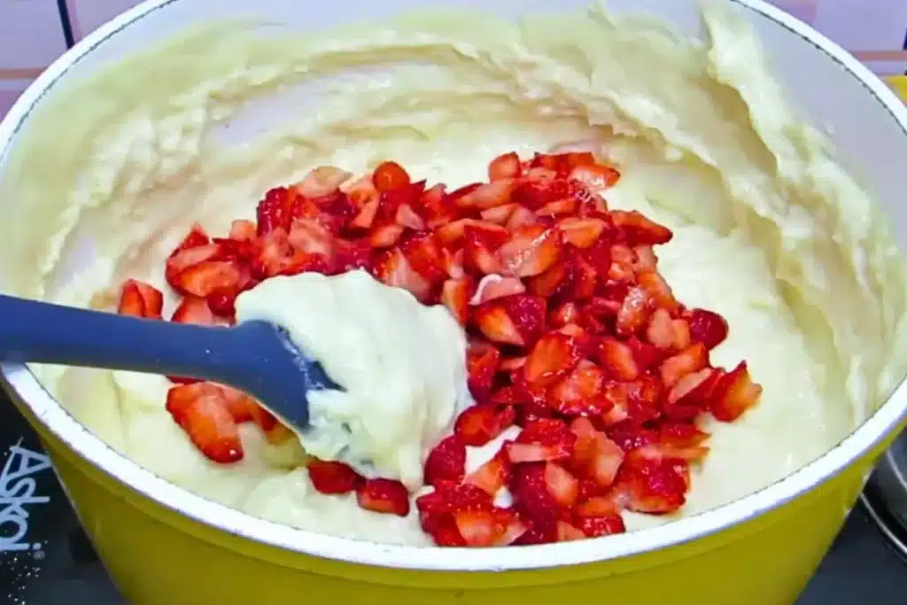 Sobremesa de leite Ninho com morango super fácil e cremosa, que fica simplesmente irresistível 4 Sobremesa de leite Ninho
