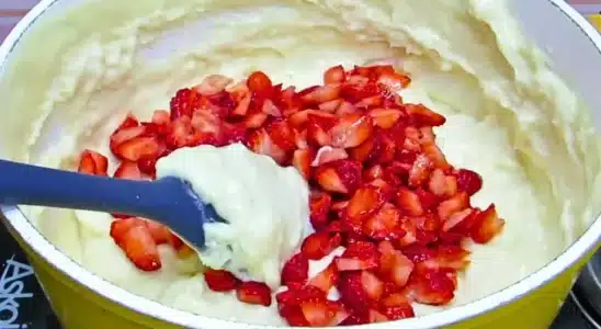 Sobremesa de leite Ninho com morango super fácil e cremosa, que fica simplesmente irresistível 1 Sobremesa de leite Ninho