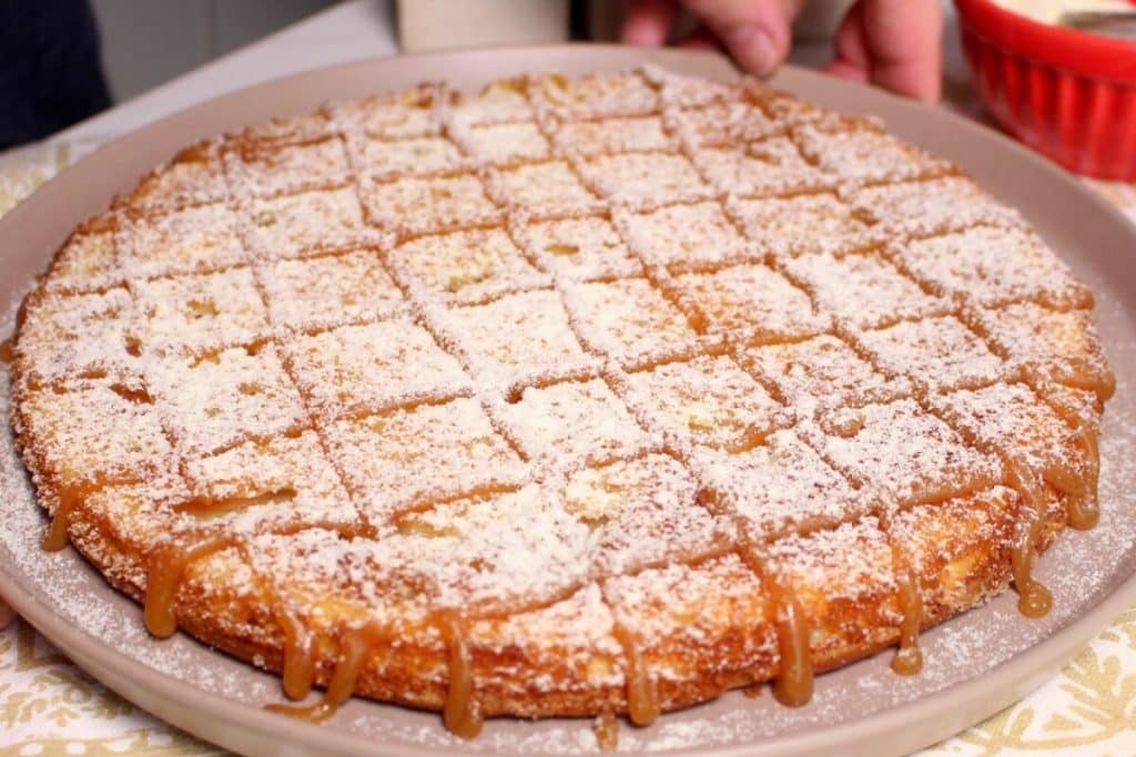 Torta de maçã com caramelo cremoso bem fácil, com uma massa leve para impressionar a todos 54 Torta de maçâ com caramelo