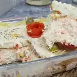 Torta fria de frango cremosa na travessa, preparada com maionese caseira especial 1 Torta fria de frango