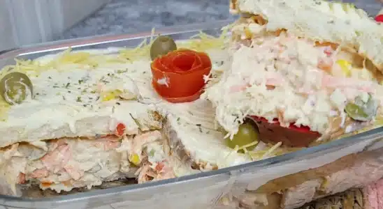 Torta fria de frango cremosa na travessa, preparada com maionese caseira especial 3 Torta fria de frango