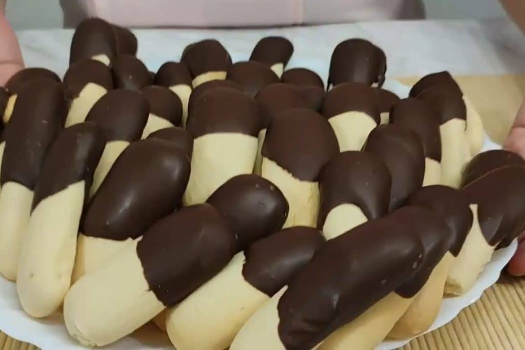 Biscoitinho de leite condensado com chocolate delicioso, fácil e especial, ideal para servir com um café 78 Biscoitinho de leite condensado