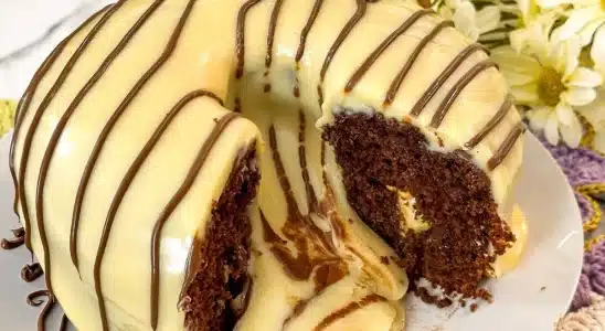 Bolo de festa fácil e simples, perfeito para iniciantes, com massa fofinha e recheio cremoso 4 Bolo de festa fácil