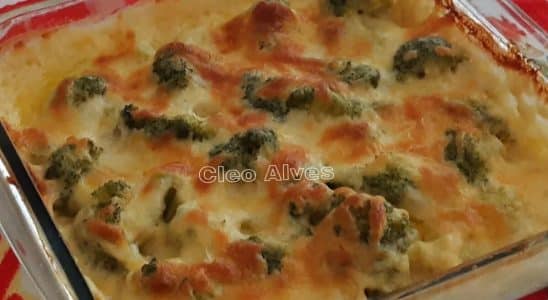 Brócolis gratinado ao molho branco