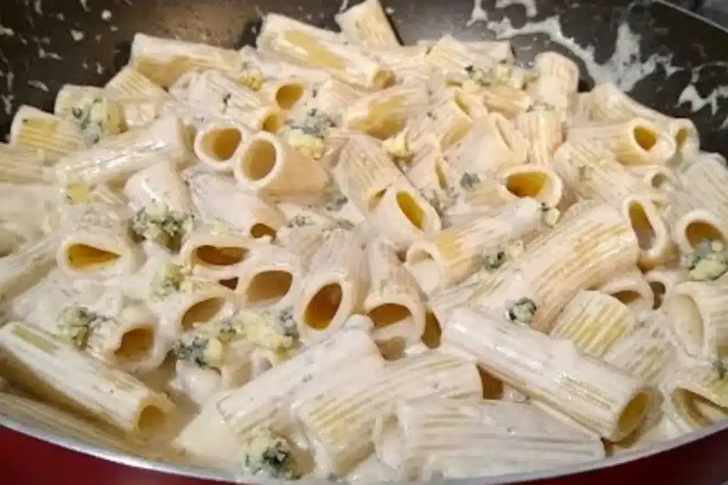 Macarrão ao molho de queijo extremamente cremoso e bem temperado, para surpreender a todos 4 Macarrão ao molho de queijo