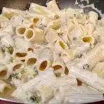 Macarrão ao molho de queijo extremamente cremoso e bem temperado, para surpreender a todos 2 Macarrão ao molho de queijo