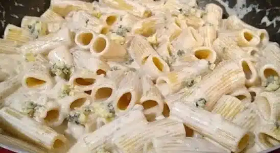 Macarrão ao molho de queijo extremamente cremoso e bem temperado, para surpreender a todos 3 Macarrão ao molho de queijo