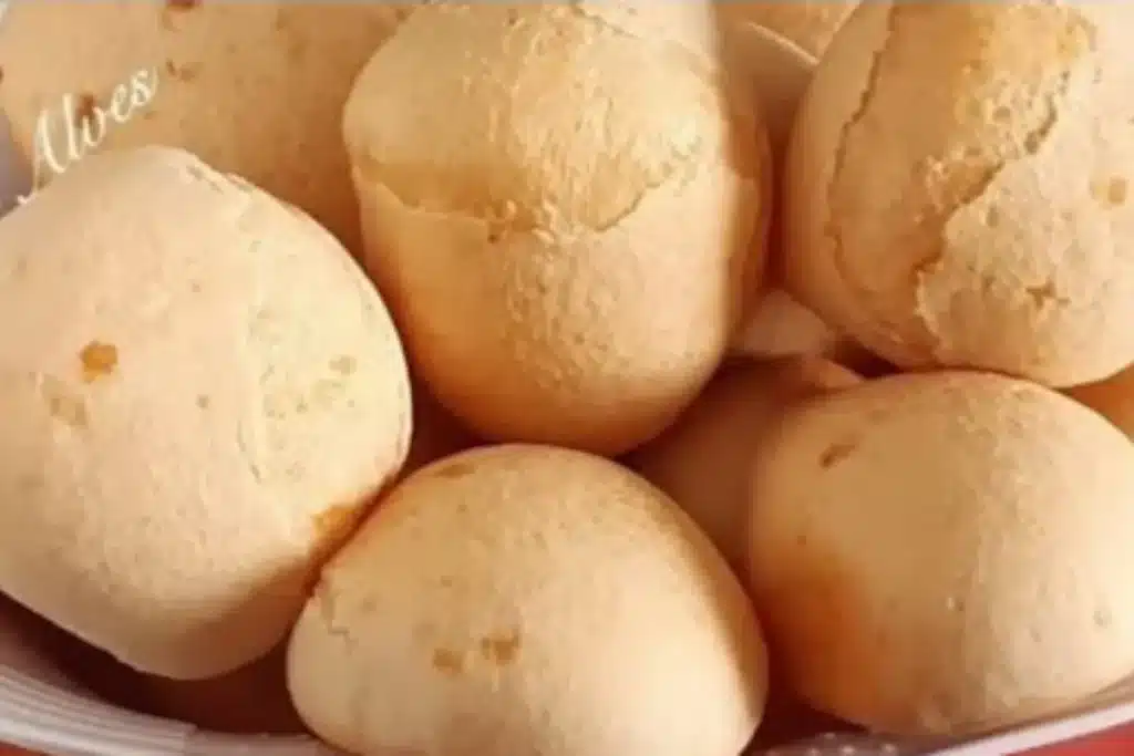 Pão de queijo sem ovo feito com apenas três ingredientes e sem óleo, que não murcha e fica delicioso 4 Pão de queijo sem ovo