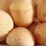 Pão de queijo sem ovo feito com apenas três ingredientes e sem óleo, que não murcha e fica delicioso 1 Pão de queijo sem ovo