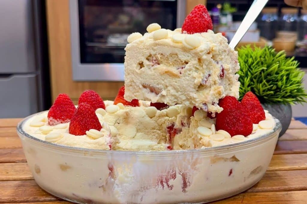 Sobremesa cremosa com morangos: super aveludada e fácil de preparar, uma gostosura 126 Sobremesa cremosa