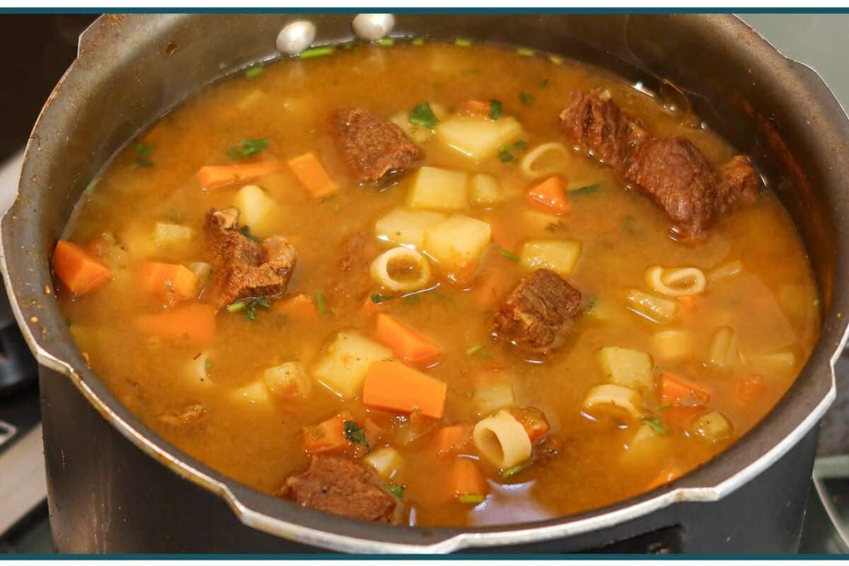 Sopa de carne simples que leva legumes, uma refeição fácil, leve e reconfortante para todos 171 Sopa de carne