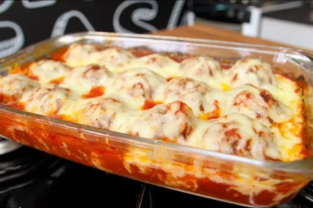 Almôndegas a parmegiana cobertas com bastante molho de tomate e queijo derretido 4 Almôndegas a parmegiana