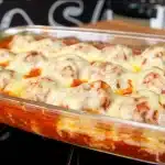 Almôndegas a parmegiana cobertas com bastante molho de tomate e queijo derretido 1 Almôndegas a parmegiana