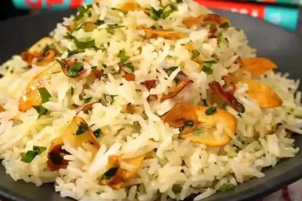 Arroz alho e óleo super soltinho, cheiroso e bem temperado, o acompanhamento perfeito para o seu churrasco 4 Arroz alho e óleo