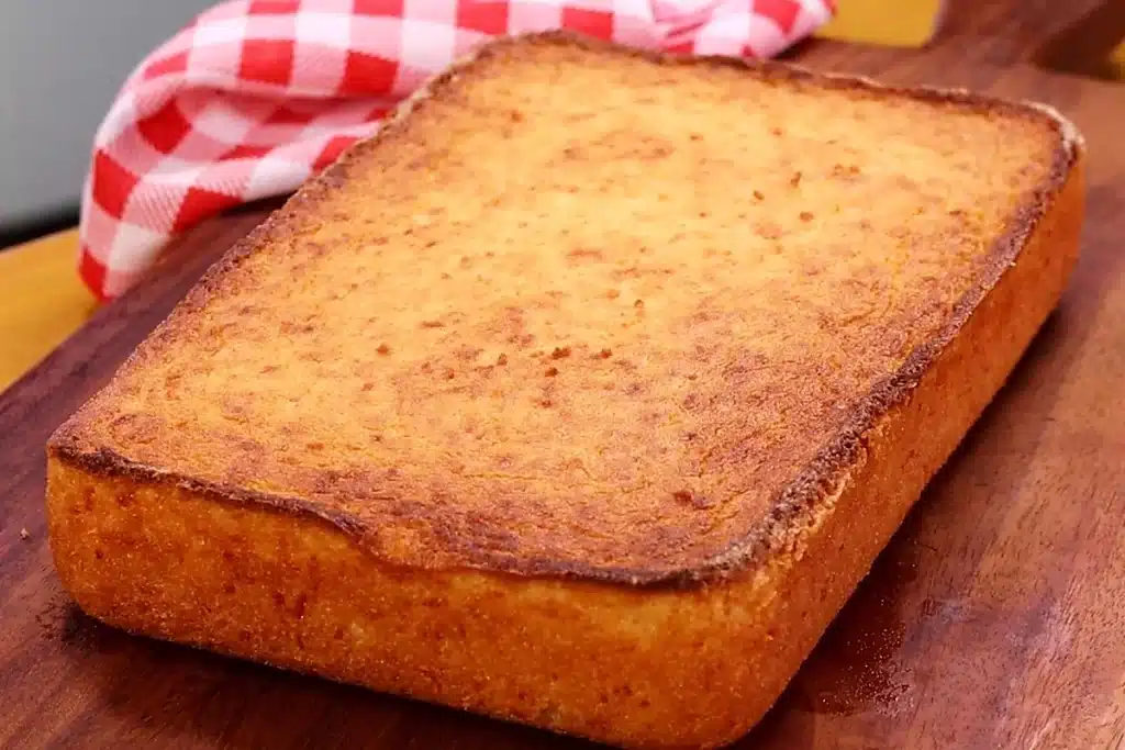 Bolo de aipim com coco bem fofinho, para você assar de forma simples e servir com um café 4 Bolo de aipim com coco