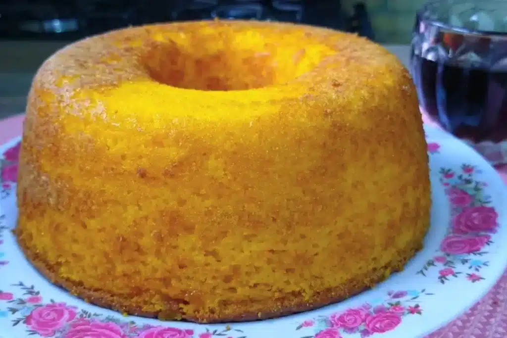 Bolo sem farinha de trigo e sem leite, bem úmido e fofinho feito no liquidificador, ideal para servir com um café 4 Bolo sem farinha de trigo