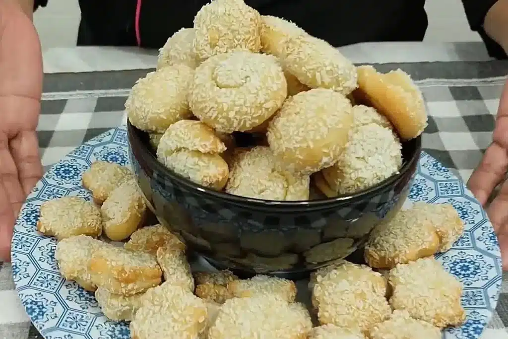 Biscoitinho de coco caseiro bem sequinho, que derrete na boca e fica pronto em poucos minutos 4 Biscoitinho de coco