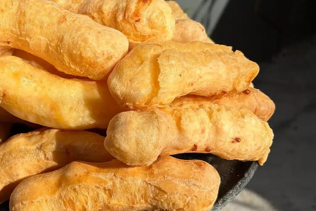 Biscoito frito que não estoura e não murcha feito com polvilho, um lanche crocante para servir com um café 4 Biscoito frito que não estoura