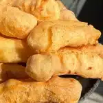 Biscoito frito que não estoura e não murcha feito com polvilho, um lanche crocante para servir com um café 1 Biscoito frito que não estoura