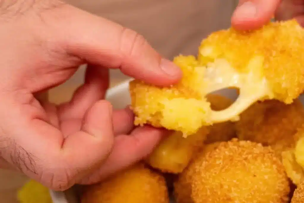 Bolinha de aipim com queijo feita sem farinha de trigo: crocante por fora e cremosa por dentro 4 Bolinha de aipim com queijo