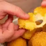 Bolinha de aipim com queijo feita sem farinha de trigo: crocante por fora e cremosa por dentro 1 Bolinha de aipim com queijo