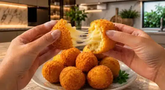 Bolinha de queijo sem massa super rápida, crocante por fora e derretida por dentro 4 Bolinha de queijo sem massa