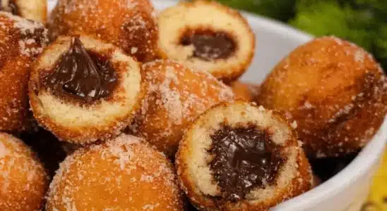 Bolinho de chuva trufado de brigadeiro fofinho e recheado, que é impossível comer apenas um 1 Bolinho de chuva trufado